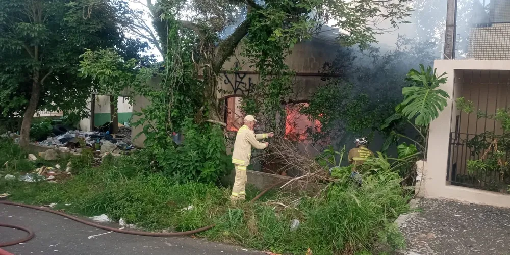 Casa incendiada fica na rua Augusto Severo, no bairro Nova Rússia