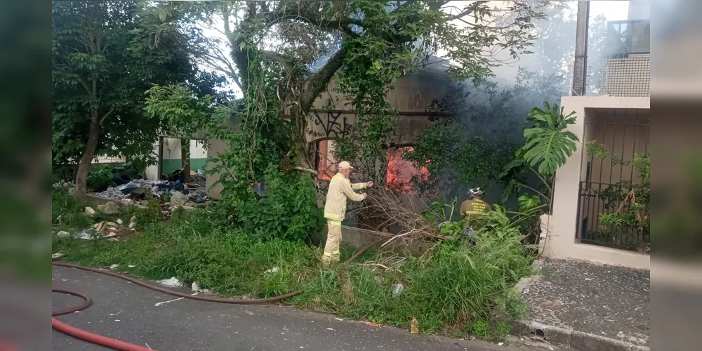 Casa incendiada fica na rua Augusto Severo, no bairro Nova Rússia