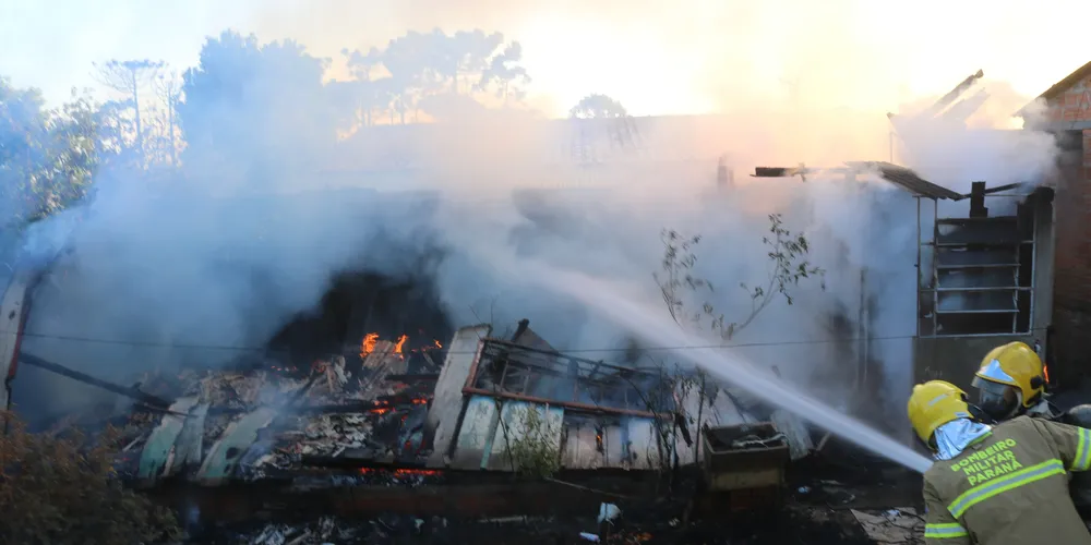 Bombeiros evitaram que chamas se espalhassem e atingissem outra casa