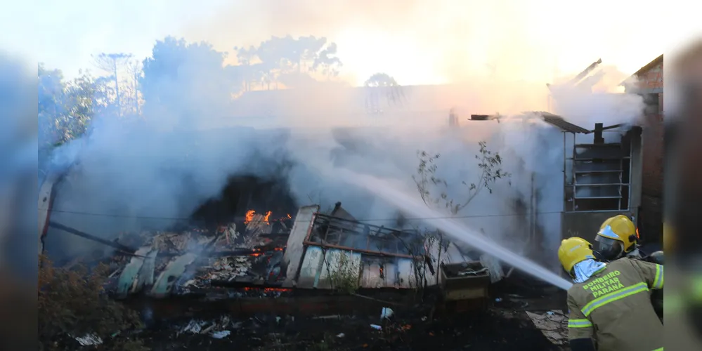 Bombeiros evitaram que chamas se espalhassem e atingissem outra casa