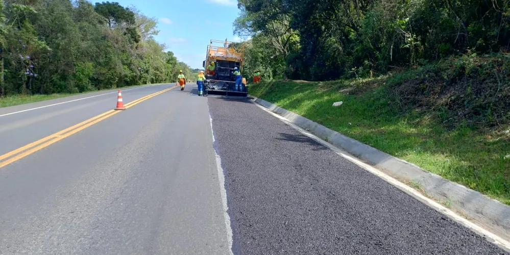 A adoção dessa técnica alia a segurança viária à sustentabilidade, minimizando significativamente os impactos ambientais das obras