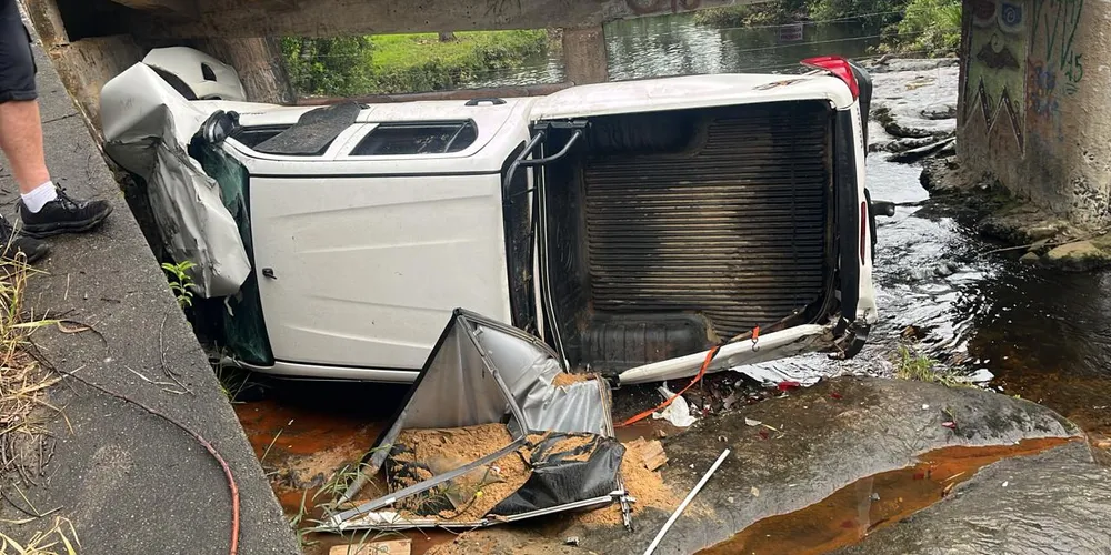 Motorista perdeu o controle da direção e caiu da ponte