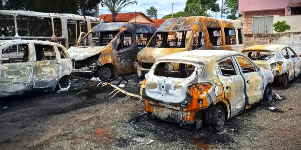 Veículos foram incendiados no último domingo (3)