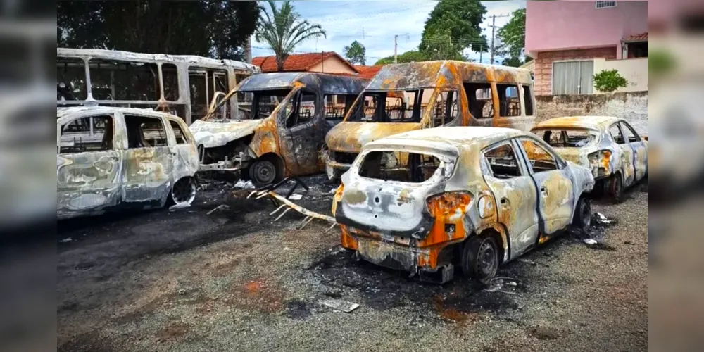 Veículos foram incendiados no último domingo (3)