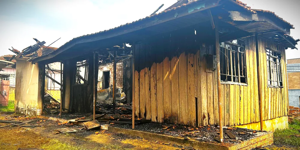 Casa ficou destruída após o incêndio