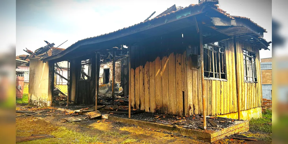 Casa ficou destruída após o incêndio