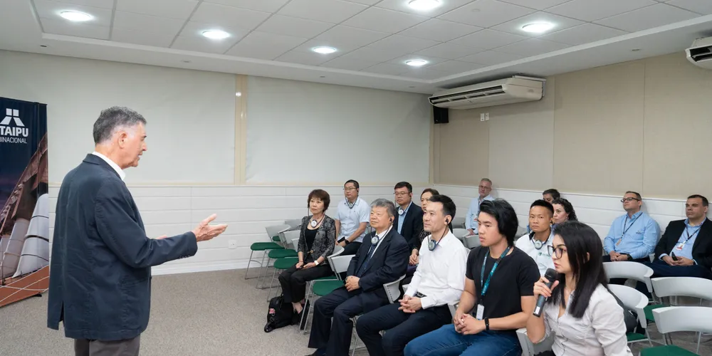 Diretor técnico executivo da Itaipu, Renato Soares Sacramento, com os integrantes do CEC