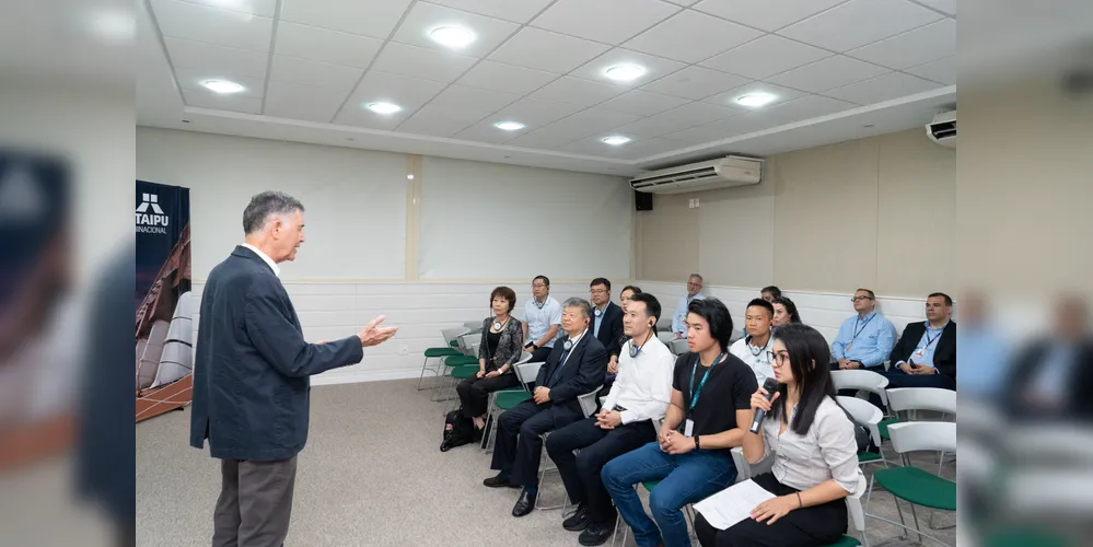 Diretor técnico executivo da Itaipu, Renato Soares Sacramento, com os integrantes do CEC