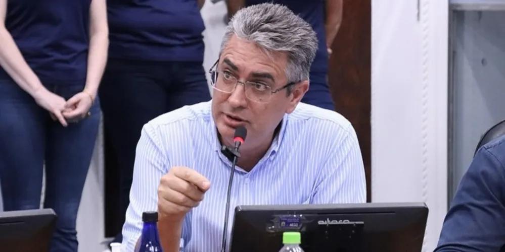 Vereador Júlio Kuller (MDB) faz uso da palavra durante a sessão desta segunda-feira (18), na Câmara Municipal
