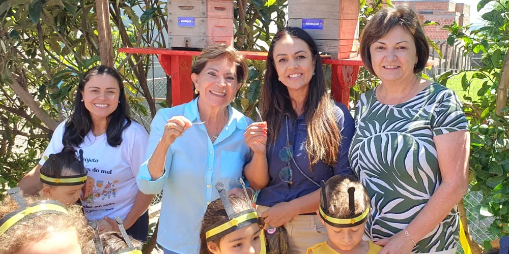 A prefeita Elizabeth Schmidt explica que os Jardins de Mel fomentam uma grande ação de sustentabilidade