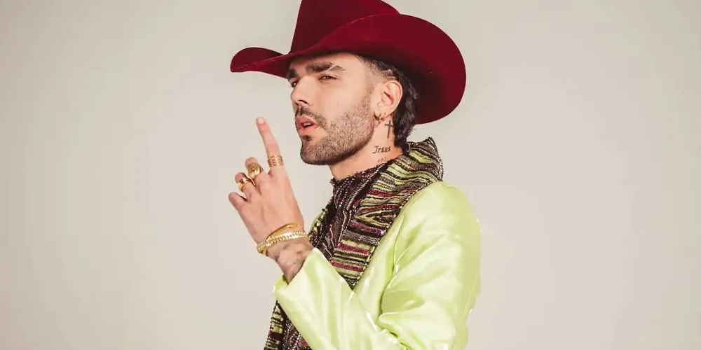 Conhecido pela voz grave, o artista possui parcerias com Luan Santana e Ana Castela.