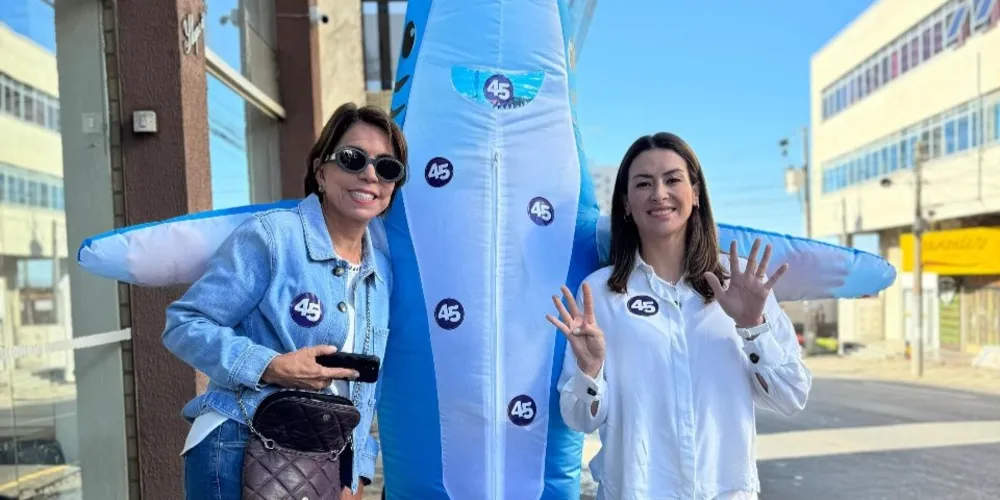 Candidatas da chapa do PSDB, Sandra Queiroz e Mabel Canto, posam ao lado de personagem que inspira a principal música da campanha