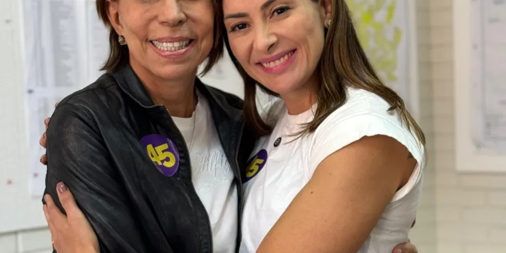 Sandra Queiroz e Mabel Canto, ambas do PSDB, juntas após retorno de Sandra a Ponta Grossa