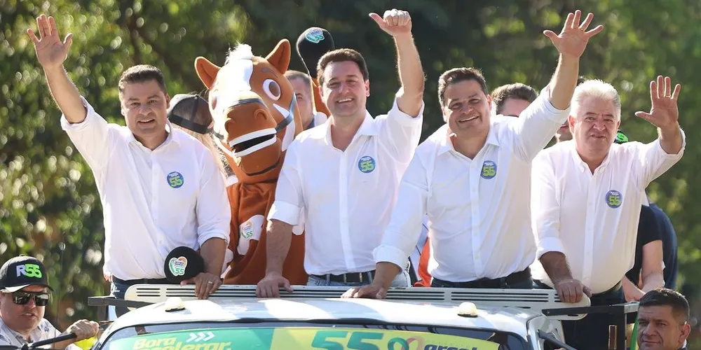 Marcelo Rangel, Ratinho Junior, Sandro Alex (todos do PSD) e Sebastião Mainardes (PL), durante carreata em Ponta Grossa