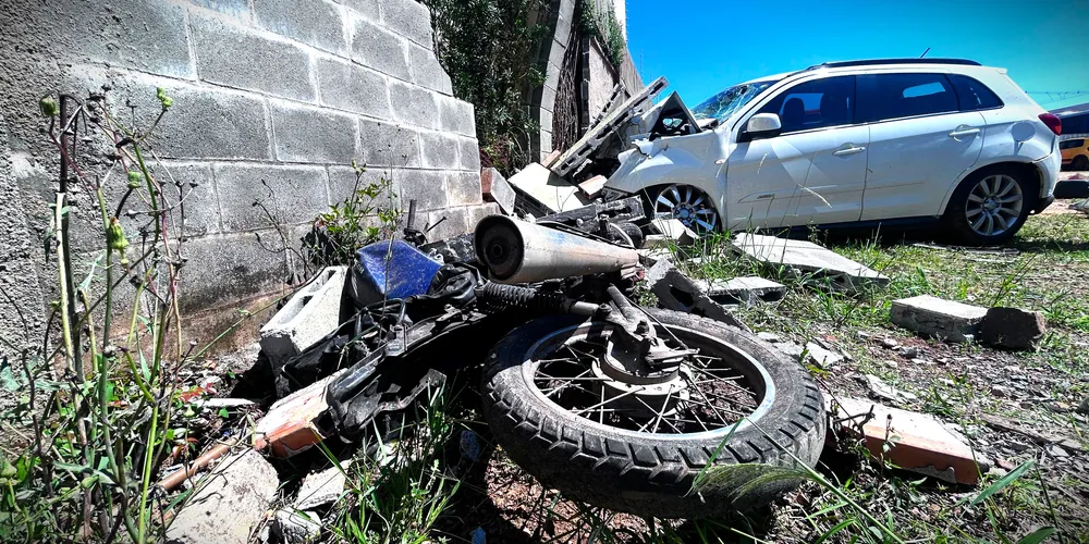 Carro atingiu outros veículos e também o muro de um residencial