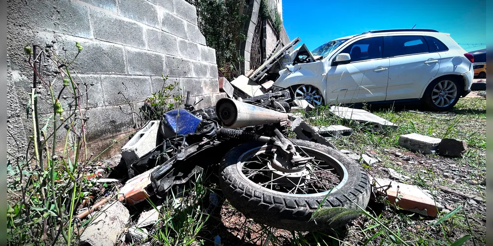 Carro atingiu outros veículos e também o muro de um residencial