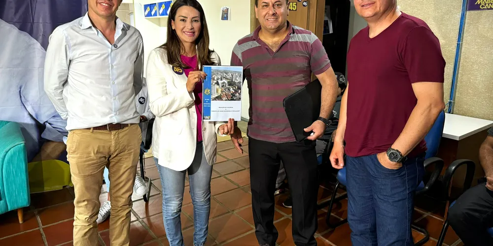 Mabel Canto esteve conversando com o atual vice de Elizabeth, Capitão Saulo (à esquerda)