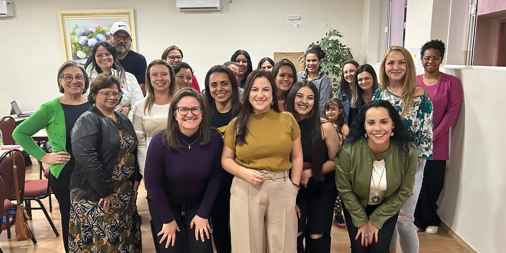 Ao centro Marcella, mentora que trabalha pela internet