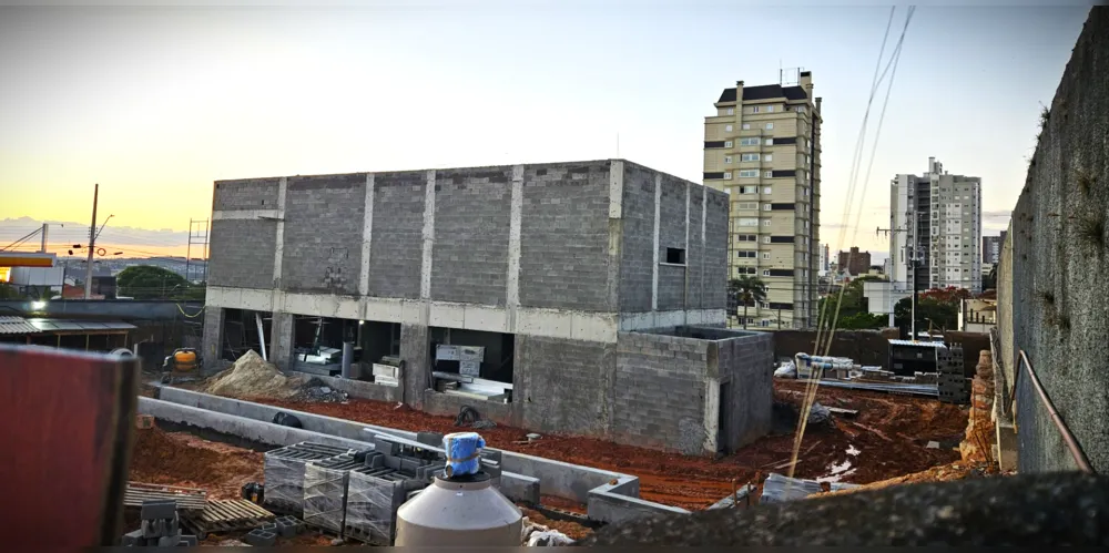 Estrutura já está sendo levantada pelos responsáveis da obras