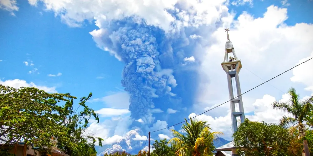 Monte Lewotobi Laki-laki entrou em erupção nesta sexta-feira (8)