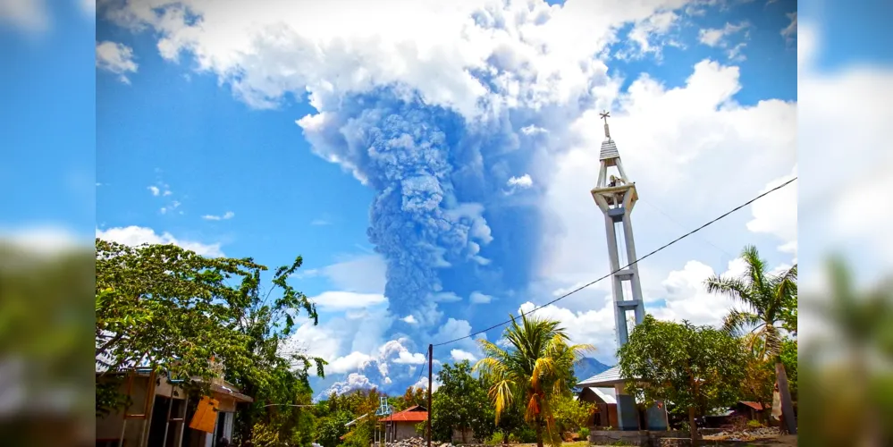 Monte Lewotobi Laki-laki entrou em erupção nesta sexta-feira (8)