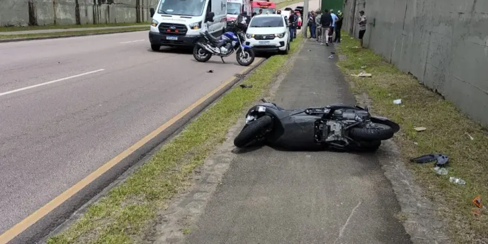 Acidente aconteceu na Linha Verde, neste sábado (16)