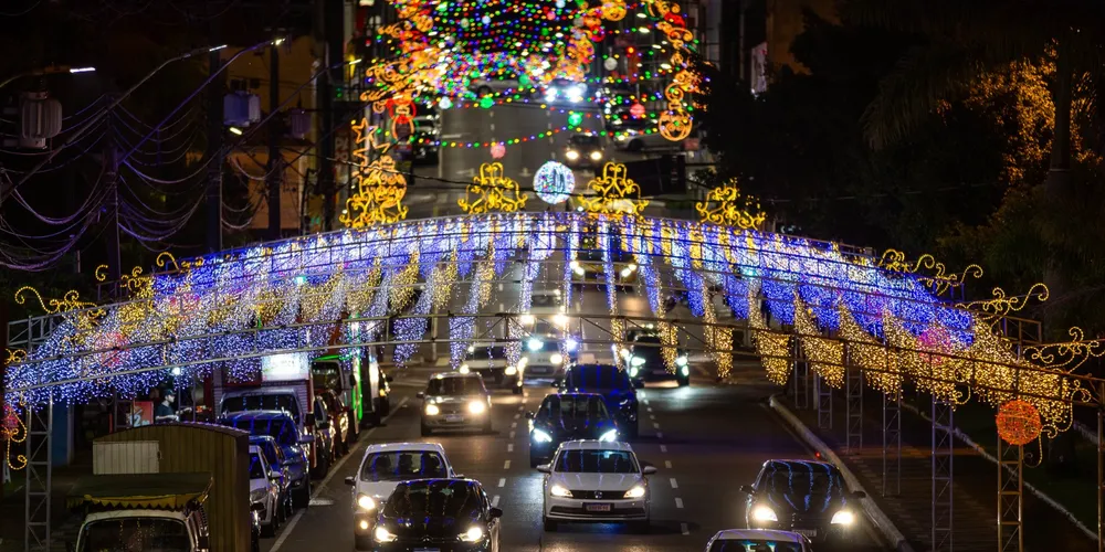 Avenida Vicente Machado foi toda decorada com luzes coloridas