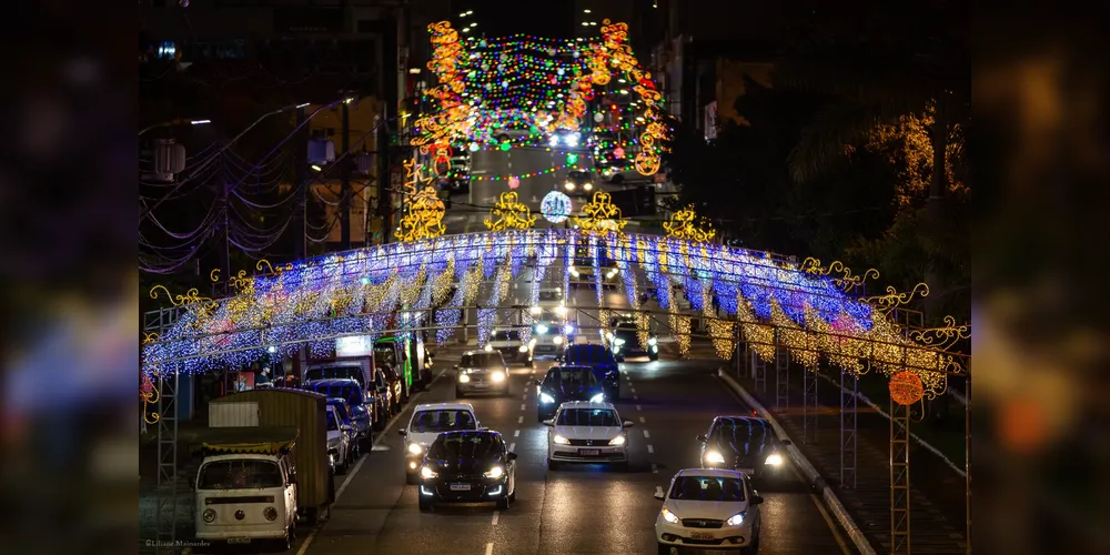 Avenida Vicente Machado foi toda decorada com luzes coloridas