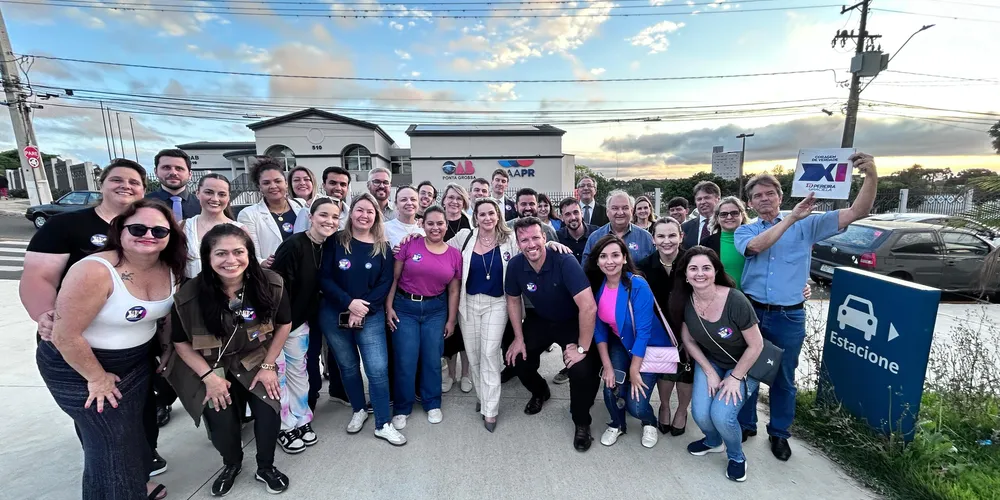 Chapa XI de Agosto e apoiadores comemoram eleição, em frente a sede da OAB-PG