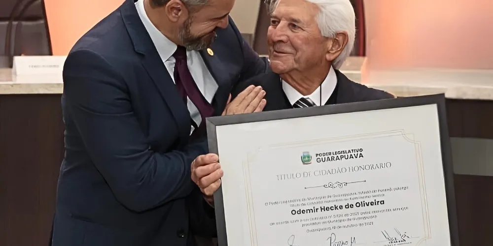 Fabio Oliveira cumprimenta o pai durante entrega do Título de Cidadão Honorário de Guarapuava