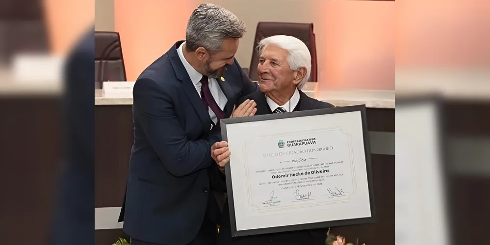 Fabio Oliveira cumprimenta o pai durante entrega do Título de Cidadão Honorário de Guarapuava