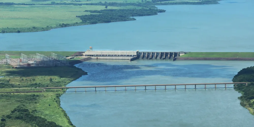 Rio Paranapanema corta região norte do Paraná, na divisa com São Paulo