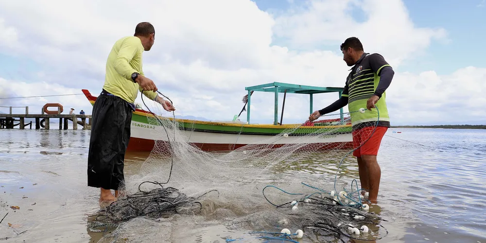 Restrição de pesca é determinada pelo Instituto Água e Terra (IAT) há quase duas décadas