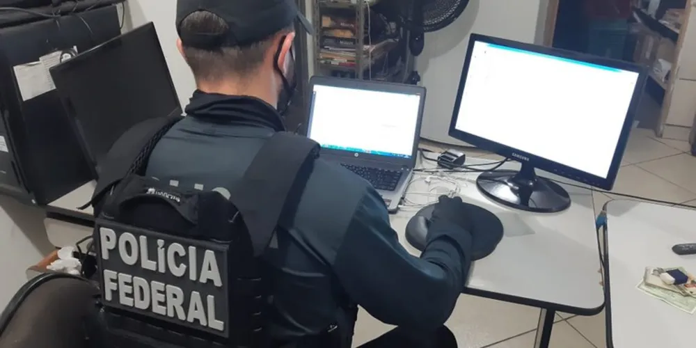 Policiais Federais cumprem mandados de busca e apreensão nesta quinta-feira (24)
