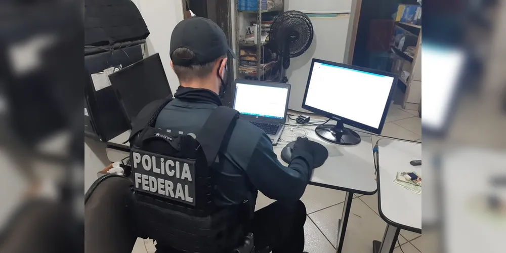 Policiais Federais cumprem mandados de busca e apreensão nesta quinta-feira (24)