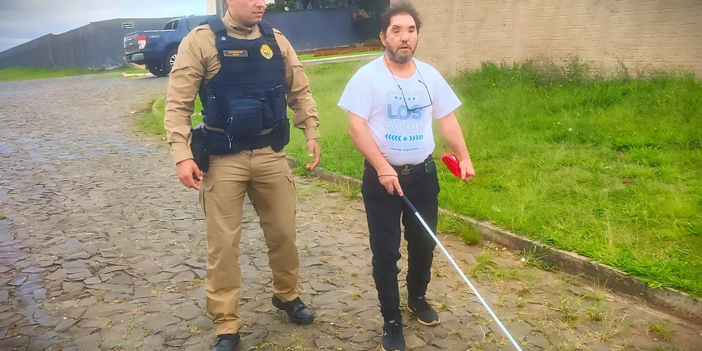 Idoso estava com dificuldade para se locomover pela vias