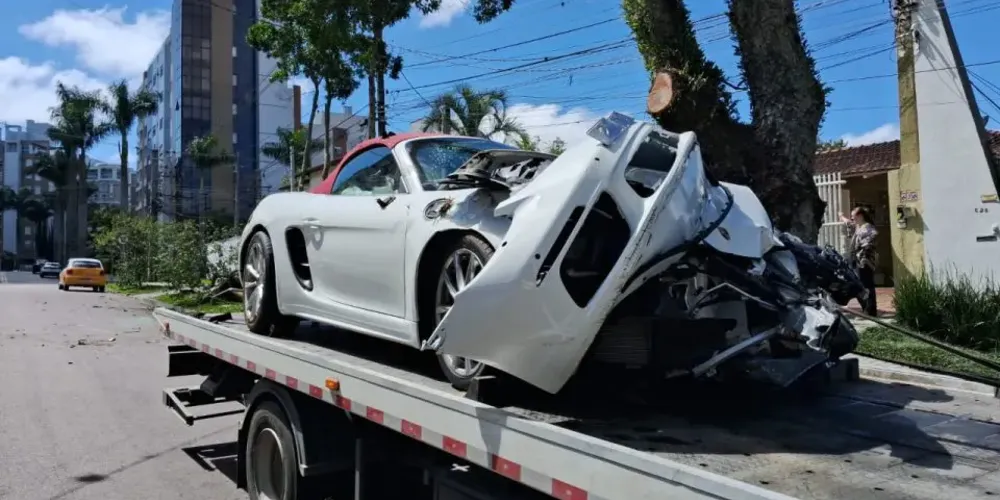 Carro bateu contra uma árvore, no bairro Hugo Lange, em Curitiba