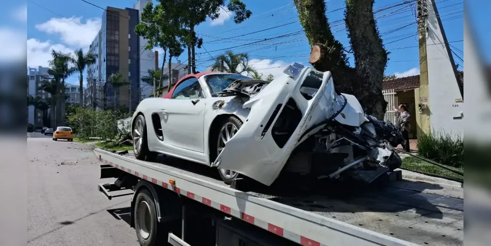 Carro bateu contra uma árvore, no bairro Hugo Lange, em Curitiba