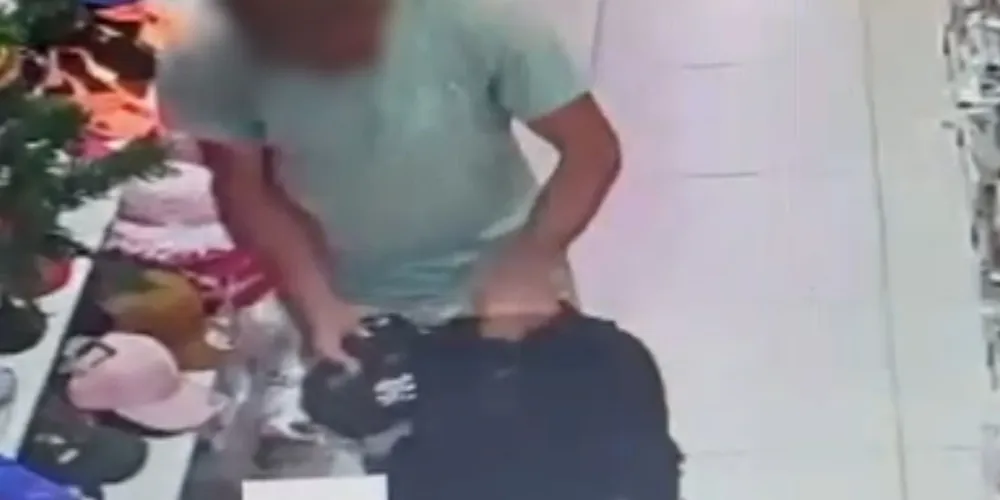 Homem colocou objetos dentro de uma mochila e saiu do local
