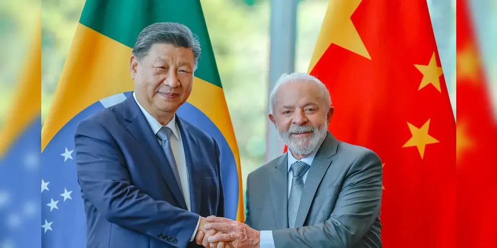 O presidente da China, Xi Jinping, e o presidente do Brasil, Luiz Inácio Lula da Silva, apertam as mãos após assinaturas de acordos bilaterais