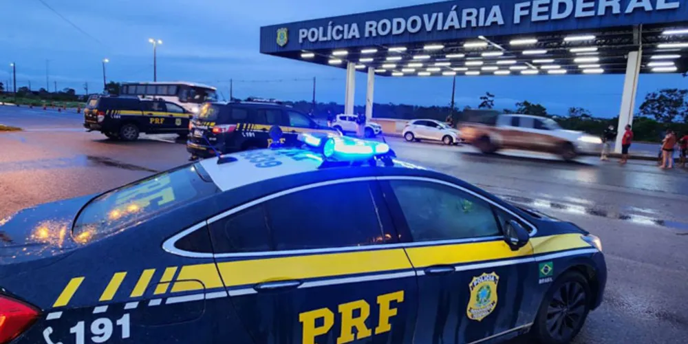 A rodovia precisou ser interditada temporariamente para a remoção do caminhão