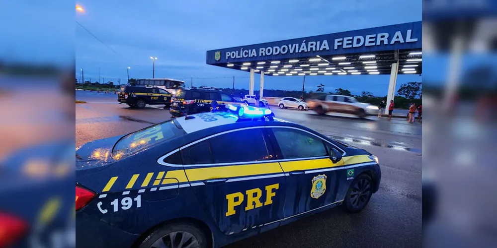 A rodovia precisou ser interditada temporariamente para a remoção do caminhão