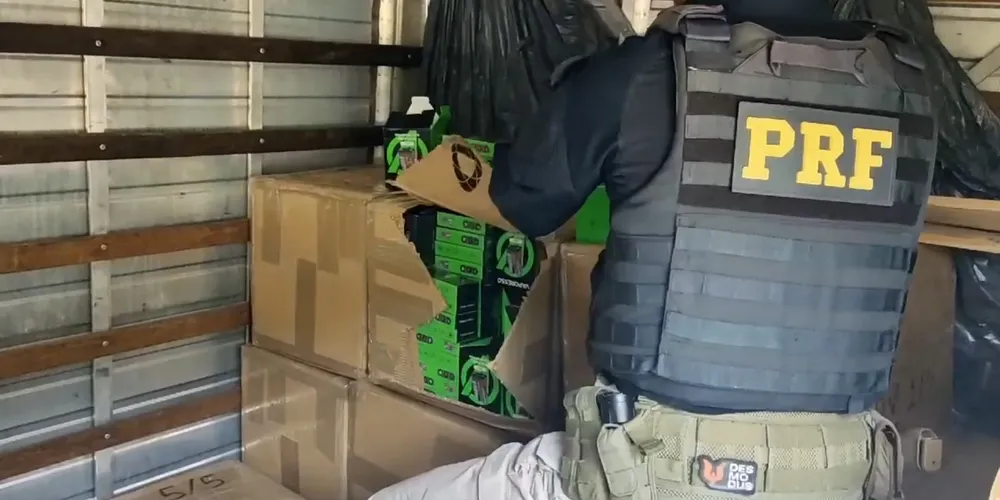 Cigarro eletrônico estava no compartimento de carga do caminhão baú