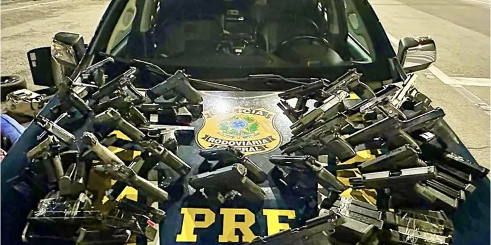 PRF e Força Integrada apreendem arsenal com casal na RMC