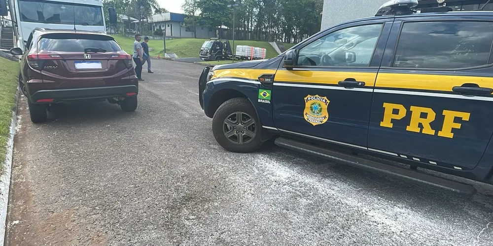 PRF recupera carro roubado após perseguição em Santa Terezinha de Itaipu
