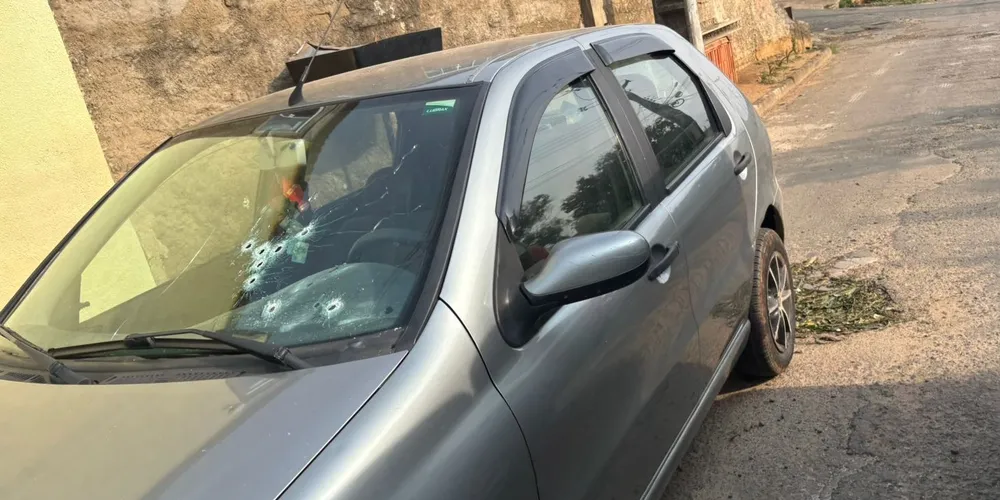 Vítima foi baleada dentro de veículo no bairro São Lourenço