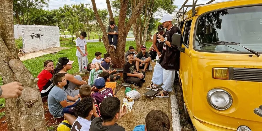 O projeto conta com cerca de 50 alunos, de crianças a adultos