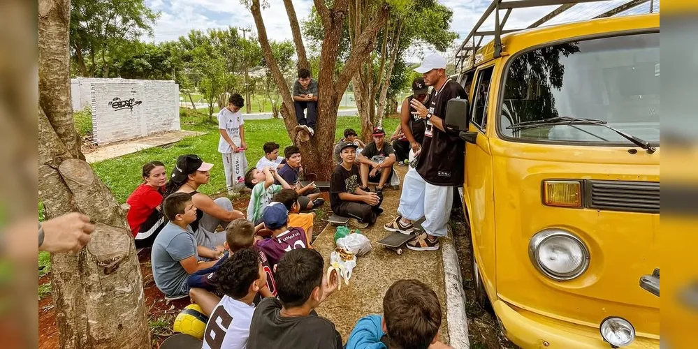 O projeto conta com cerca de 50 alunos, de crianças a adultos