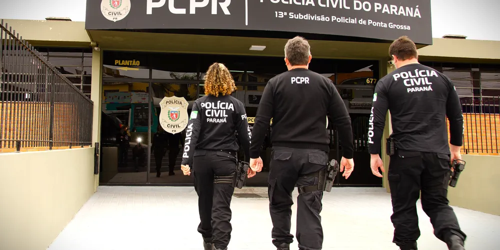 Agentes de segurança investigam o caso