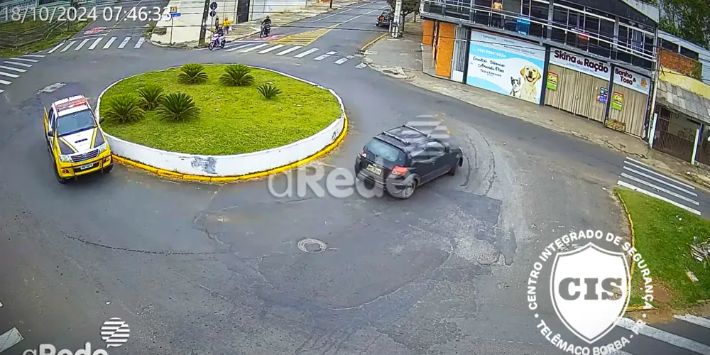 Veículos ficaram circulando a rotatória da Praça Pedro Cortez